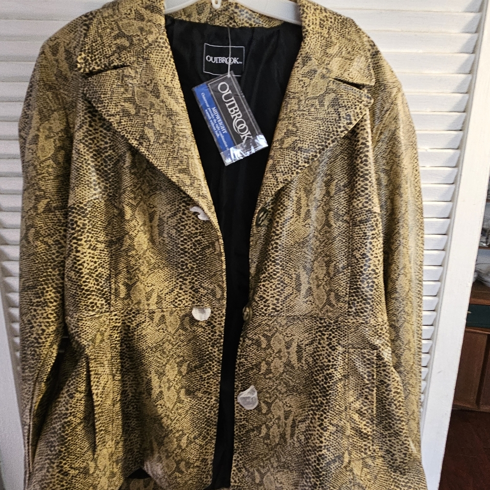 Outerbox Women's Snake Print Blazer - Gold and Black